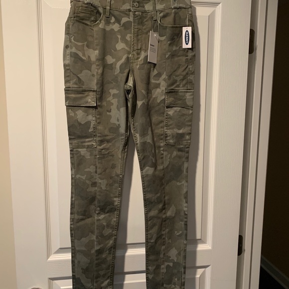 Old Navy Denim - MISSES OLD NAVY HIGH WAIST CAMO PANTS SIZE 8 NWT!